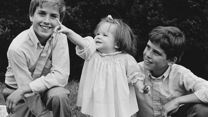 Beau, Ashley y Hunter Biden posan juntos de niños en una foto a blanco y negro.